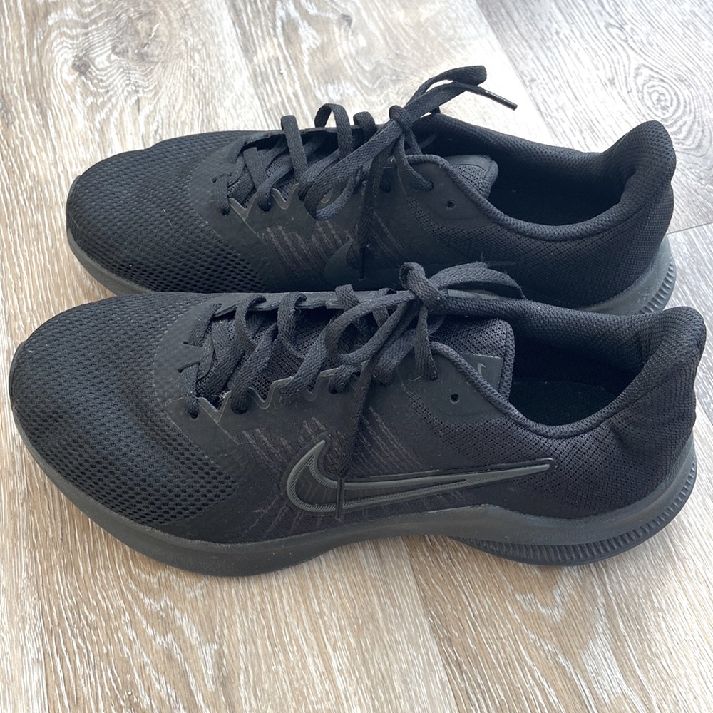 Nike Downshifter running shoe.  Mens size 8. ECU.